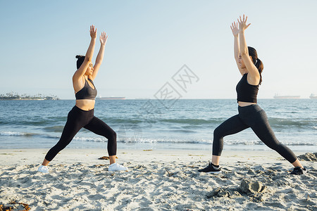 美国加利福尼亚州长海滩上做运动的朋友图片