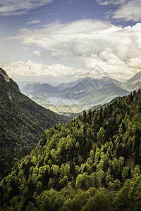 包格斯城堡酒店日落时分的法国阿尔卑斯山背景