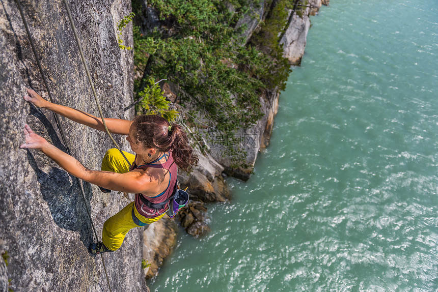 加拿大斯夸米什市妇女攀岩图片