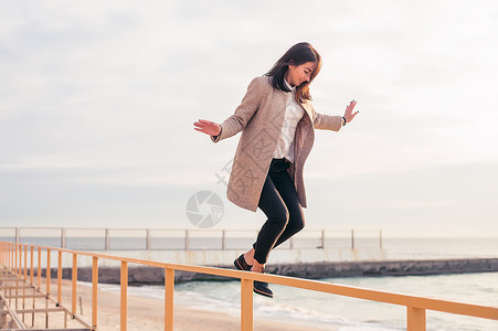 女人跳下海滩扶手图片