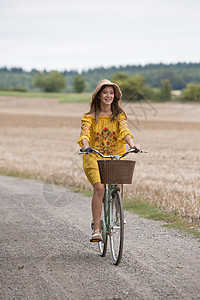 农村妇女骑自行车图片