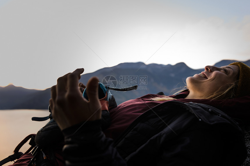 攀岩者躺下地休息马勒穆特斯夸米什加拿大图片