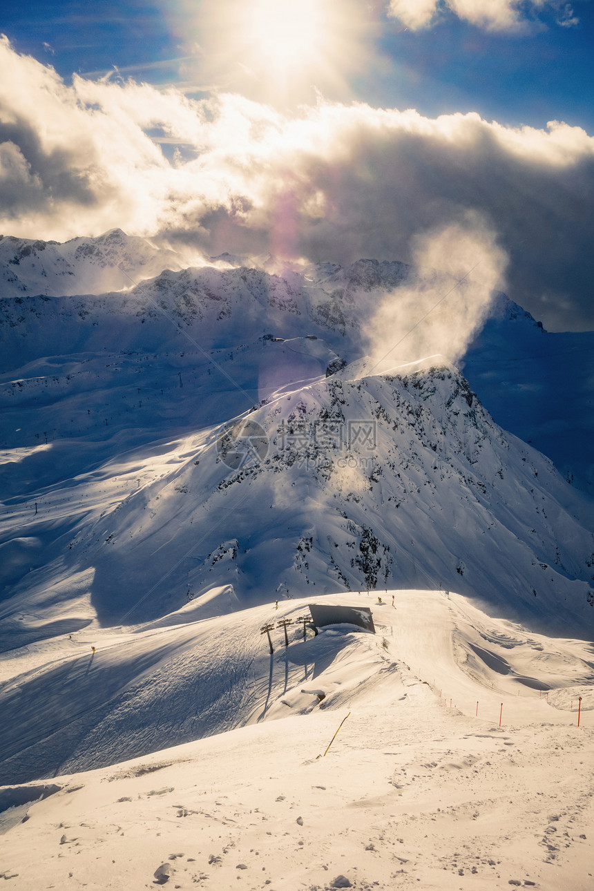 阳光明媚的一天雪覆盖了阿罗萨瑞士格劳本登图片