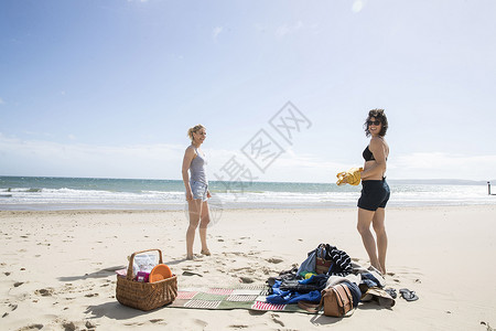 姐妹们在沙滩上玩闹图片