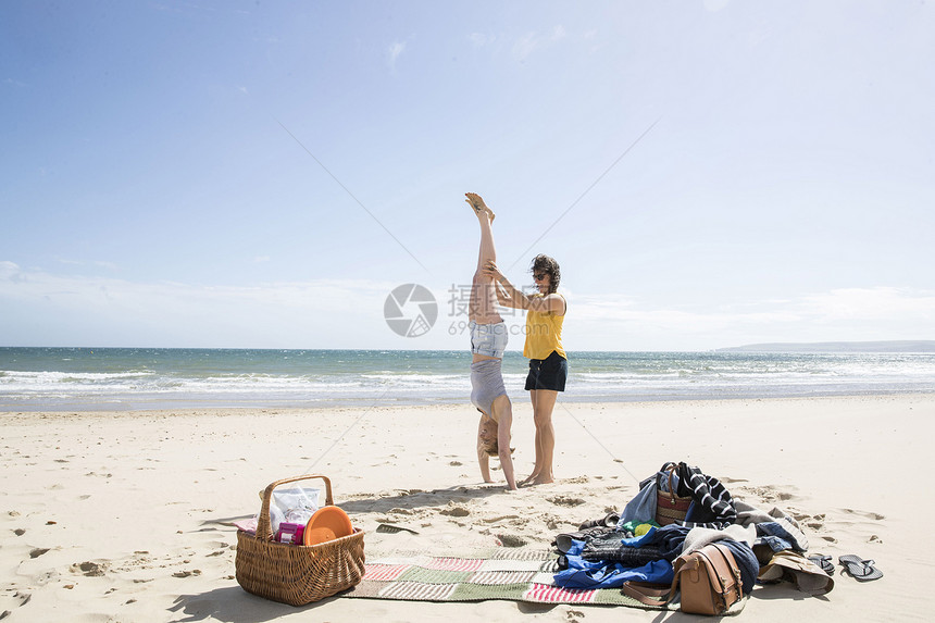 姐妹们在海滩上做瑜伽图片