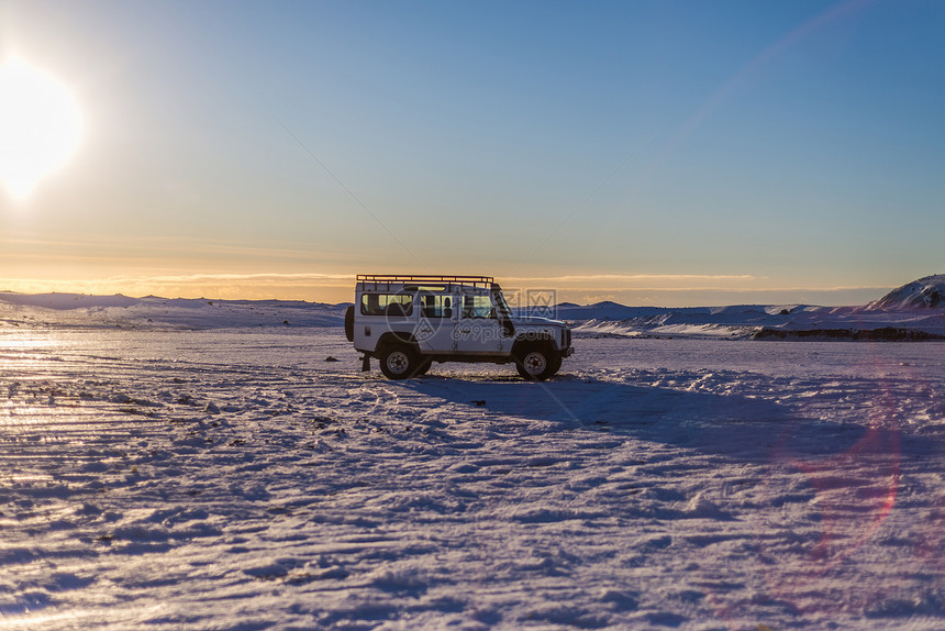 冰岛偏远地貌的四轮驱动车图片