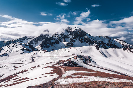 意大利多洛米特的雪峰山景观背景