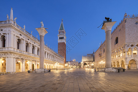 圣马克广场和日出前的塔楼威尼斯维托意大利图片