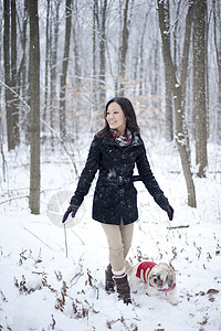 加拿大安略省加拿在雪覆盖的森林中走狗年轻女子图片