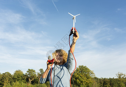 利用微型风力涡轮机为少女提供LED照明的小型风力涡轮机荷兰图片