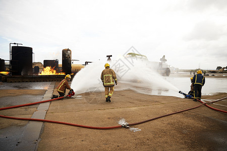 消防员培训设施喷洒水和消防背景图片