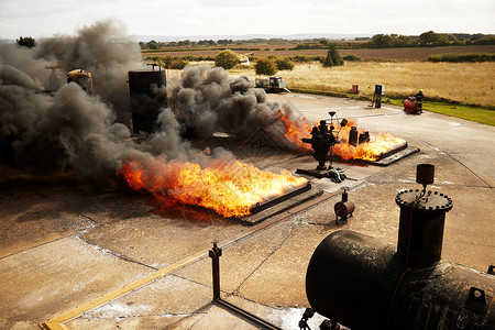 培训设施消防员燃烧火灾和烟雾图片