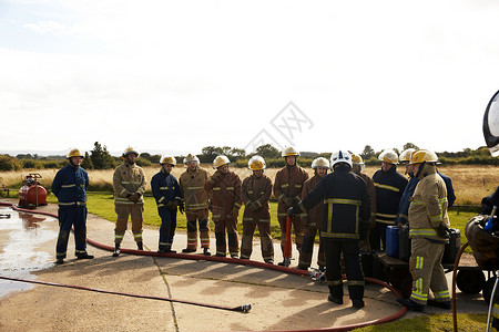 消防员培训小组听取培训设施主管的意见图片