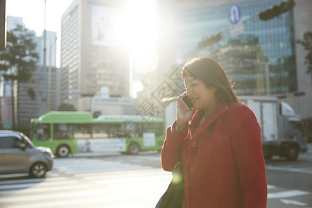 韩国首尔市在马路上打电话的女商人图片