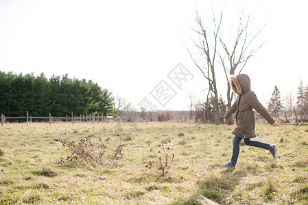 女孩在野外奔跑图片