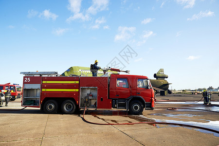 联合王国达林顿培训中心消防员和消防车背景图片