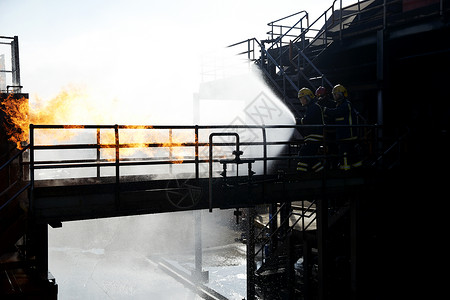 联合王国达林顿消防员培训在燃烧的建筑上灭火背景图片