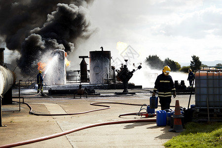 消防员培训扑灭燃烧罐的火联合王国达林顿图片