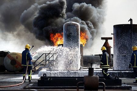 消防员培训扑灭燃烧罐的火联合王国达林顿背景图片