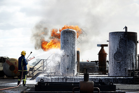 消防员培训扑灭燃烧罐的火联合王国达林顿背景图片