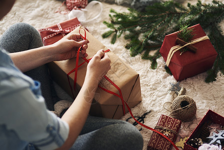 女人在包装圣诞礼物高清图片