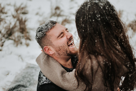 在雪地里笑着的情侣图片