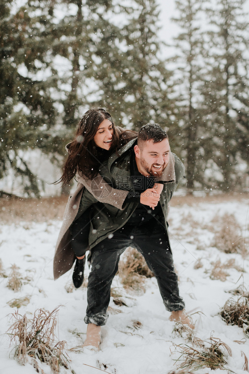 在加拿大乔治敦的雪景中背着女友的男人图片