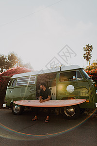 美国加利福尼亚州文图拉带着冲浪板一起乘坐面包车旅行的人图片