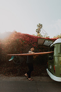 美国加利福尼亚州文图拉市一名男子把冲浪板装在客货两用车里图片
