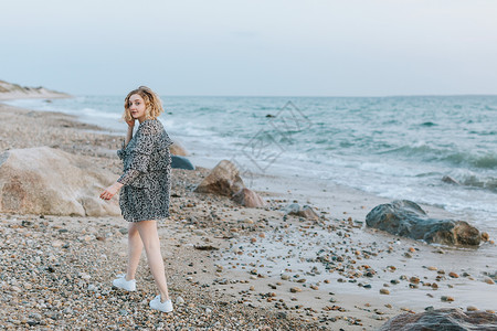 海边沙摊上的女人背景图片