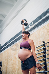 在健身房训练的孕妇图片