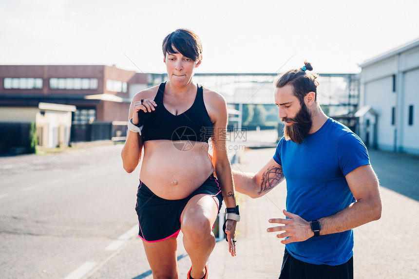 健身教练在户外指导孕妇锻炼图片