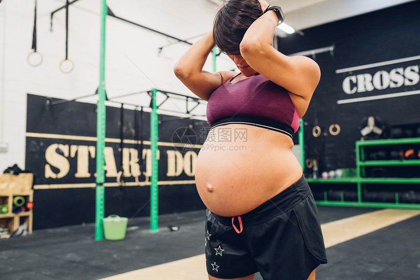 健身房训练的孕妇图片