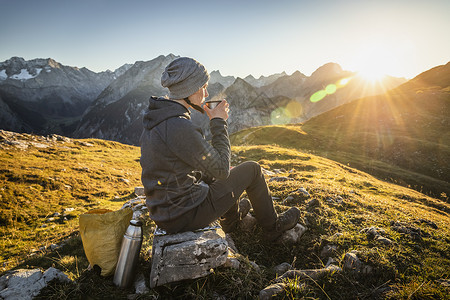 奥地利卡文德尔区丹特里斯蒂罗尔喝水远望的登山者高清图片