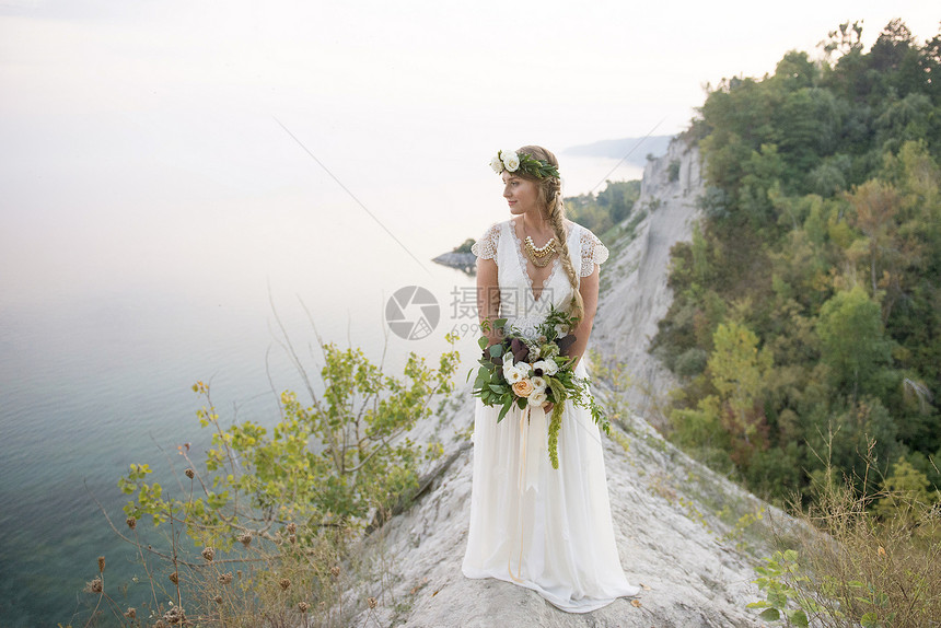 悬崖上的婚纱新娘图片