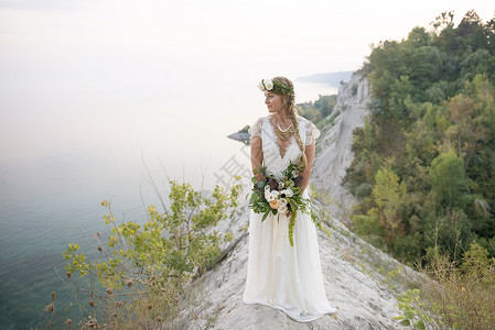 悬崖上的婚纱新娘图片