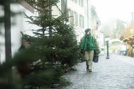 德国圣诞节圣诞节拎着包走在街上的女人背景