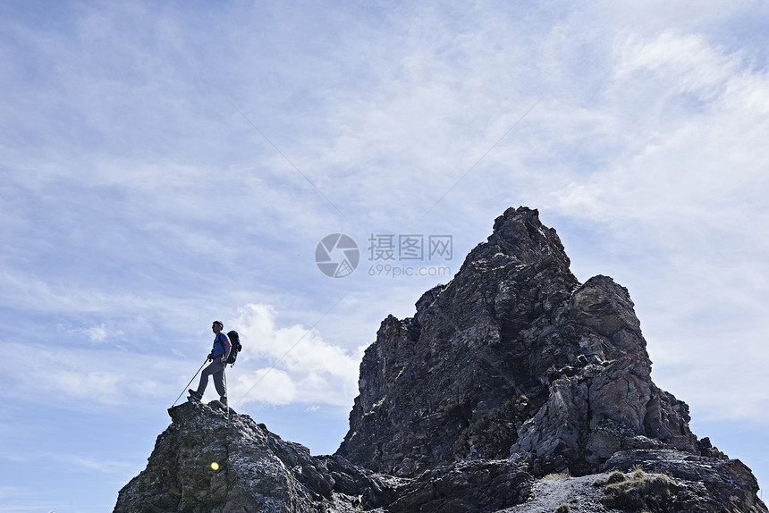 瑞士瓦莱斯马特洪峰塞文山岩石峰徒步旅行者图片