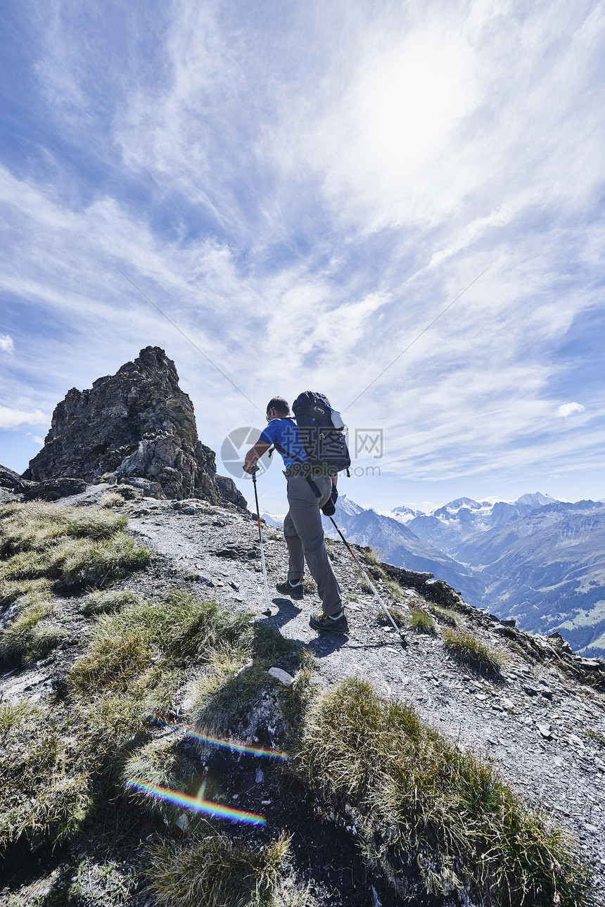 瑞士瓦莱斯马特洪峰塞尔文山徒步旅行者图片