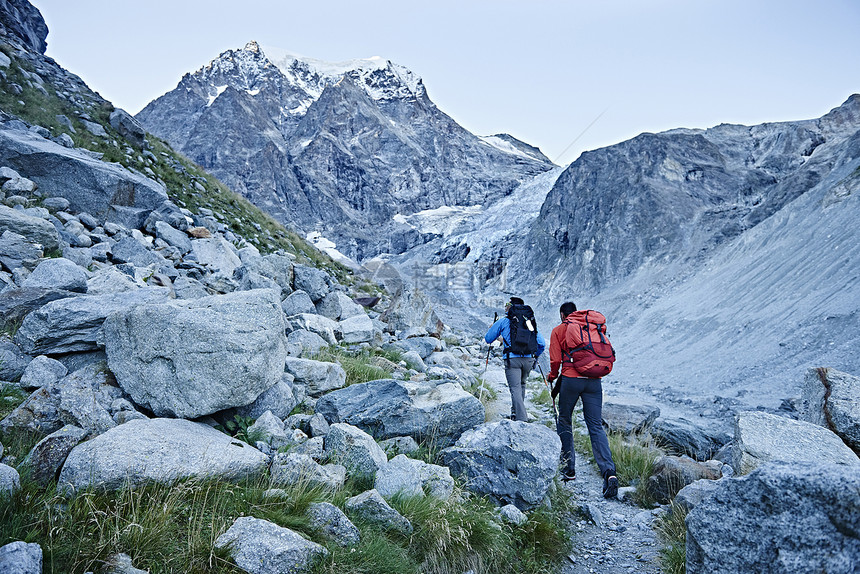 瑞士瓦莱州登山者朋友图片