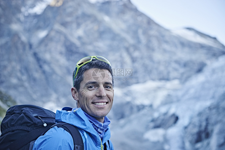 瑞士瓦莱斯马特洪峰塞尔文山徒步旅行者笑着看镜头图片