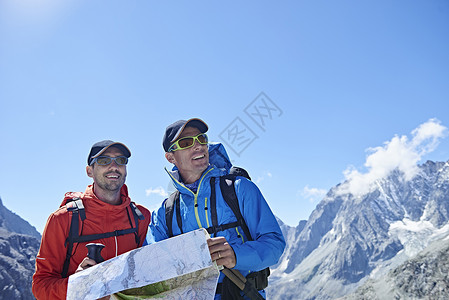 瑞士瓦莱州登山者朋友在看地图图片