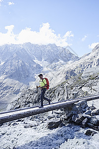 徒步穿越狭窄桥梁的登山者瑞士瓦莱斯马特洪峰塞尔文山高清图片