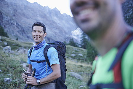 瑞士瓦莱州登山者朋友在微笑图片