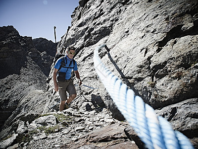 瑞士瓦莱州登山者准备利用绳子爬山图片