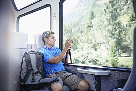 瑞士瓦莱州火车上登山者在拍照图片