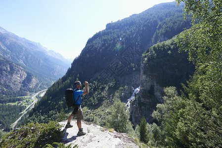 瑞士瓦莱州拍照的登山者图片