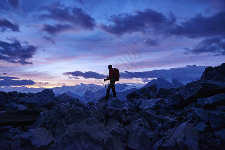 黄昏时瑞士瓦莱州站在山上的登山者图片