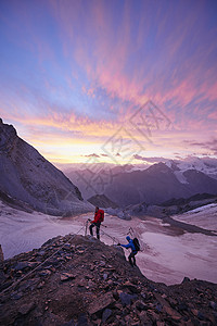 日落时瑞士瓦莱州山上的登山者图片