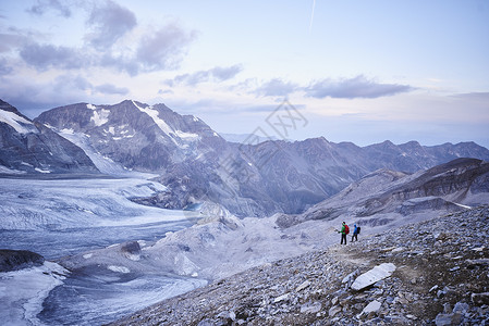 瑞士瓦莱斯马特洪峰塞尔文山徒步旅行者朋友们在看冰川高清图片